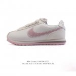 Nike Classic Cortez Nylon 耐克阿甘鞋女子运动鞋。秉承元年款经典风格，糅合防水鞋面设计，令双足保持干爽舒适。防水锦纶鞋面强势抵御风雨侵袭
