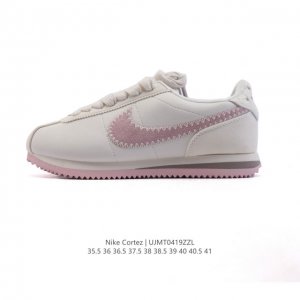 Nike Classic Cortez Nylon 耐克阿甘鞋女子运动鞋。秉承元年款经典风格，糅合防水鞋面设计，令双足保持干爽舒适。防水锦纶鞋面强势抵御风雨侵袭