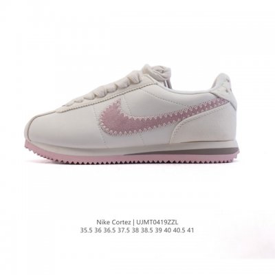 Nike Classic Cortez Nylon 耐克阿甘鞋女子运动鞋。秉承元年款经典风格，糅合防水鞋面设计，令双足保持干爽舒适。防水锦纶鞋面强势抵御风雨侵袭