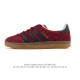 阿迪达斯 Adidas Originals Gazelle Indoor复古三叶草防滑透明橡胶板鞋经典运动鞋。这款经典鞋,忠于原版设计,缀撞色三条纹和鞋跟饰片。