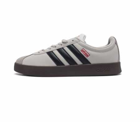Adidas T头鞋 阿迪达斯 Vl Court Shoes 运动休闲板鞋小白鞋 这款t形鞋头运动鞋,力求无论球场或街头,皆显耀眼出众 采用绒面革和牛皮革鞋面, - 点击图像关闭