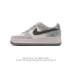 耐克 Nike Air Force 1 '07 Low 空军一号含气垫 低帮百搭厚底增高休闲运动板鞋。柔软、弹性十足的缓震性能和出色的中底设计，横跨复古与现代的