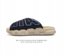耐克 Nike Air More Uptempo Slide皮蓬拖鞋 休闲沙滩鞋 家居拖鞋 以流行于街头的涂鸦文化为设计灵感 整体的设计风格夸张而充满魅力 厚实