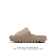 阿迪达斯 Adidas Yeezy Slide 经典运动拖鞋时尚厚底增高男女一字拖鞋。Yeezy Slide椰子拖鞋的外观十分吸引人，融合了舒适与时尚的元素，延