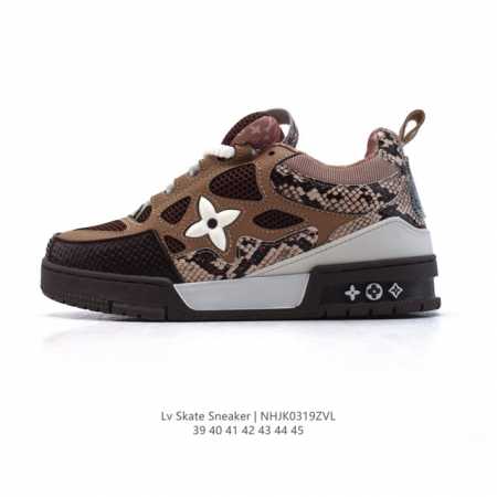 180 【公司级】Lv Skate Sneaker 路易威登 2025年新款 蛇纹鞋面运动板鞋 蛇年限定 春夏秀场初次亮相，此次以粒面牛皮革焕新呈现。加垫鞋领和 - 点击图像关闭