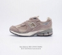 新百伦 New Balance 2R 跑鞋 男女运动鞋厚底老爹鞋 沿袭了面世之初的经典科技 以 Encap 中底配以升级版 N-Ergy 缓震物料 鞋面则采用特