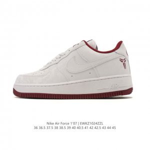 耐克 Nike Air Force 1 '07 Low 空军一号含气垫 低帮百搭厚底增高休闲运动板鞋。柔软、弹性十足的缓震性能和出色的中底设计，横跨复古与现代的