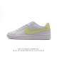 耐克 NIKE 男女鞋秋季COURT ROYALE AC运动鞋休闲鞋板鞋 百搭小白鞋，焕新演绎元年款设计，塑就复古网球风范。鞋款承袭简洁线条、经典系带系统和醒目