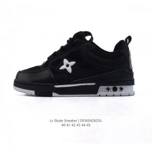 Lv Skate Sneaker 路易威登 2025年新款运动板鞋 蛇年限定 春夏秀场初次亮相，此次以粒面牛皮革焕新呈现。加垫鞋领和鞋舌援引滑板鞋设计，科技鞋带