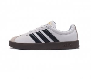 Adidas T头鞋 阿迪达斯 Vl Court Shoes 运动休闲板鞋小白鞋 这款t形鞋头运动鞋,力求无论球场或街头,皆显耀眼出众 采用绒面革和牛皮革鞋面,