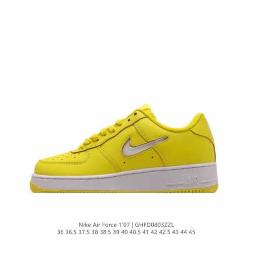 耐克 Nike Air Force 1 '07 Low 空军一号含气垫 低帮百搭厚底增高休闲运动板鞋。柔软、弹性十足的缓震性能和出色的中底设计，横跨复古与现代的