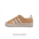 头层皮 阿迪达斯 ADIDAS SUPERSTAR 三叶草经典贝壳头系列 新款休闲板鞋潮流女士运动鞋 。鞋面柔软皮革材质 标志性的贝壳鞋头，锯齿三条纹，简约的线
