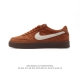 耐克板鞋 生胶米白 复古板鞋j.Crew X Nike 联名 Killshot Ii Leather 男女休闲复古运动鞋。采用米白色皮革制作鞋身，大号swoos