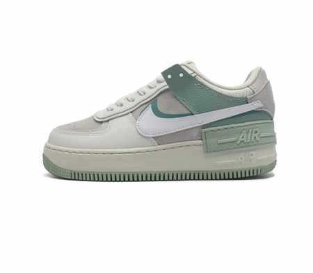 Nike 耐克低帮板鞋 空军一号 Af1马卡龙 Af1厚底增高百搭运动板鞋 Nike Air Force 1 Shadow 造型设计上与 Sacai X Nik - 点击图像关闭
