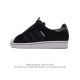阿迪达斯 Adidas Superstar 三叶草经典贝壳头系列 新款休闲板鞋潮流男女士运动鞋 。鞋面柔软皮革材质 标志性的贝壳鞋头，锯齿三条纹，简约的线条。就