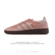 真标 阿迪达斯 Adidas Handball Spezial 低帮三叶草学院风复古休闲板鞋 德训鞋 橡胶底柔软皮革经典运动鞋板鞋。圆头、缝合拼接设计、正面绑带