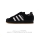 阿迪达斯 Adidas Superstar 三叶草经典贝壳头系列 新款休闲板鞋潮流男女士运动鞋 。鞋面柔软皮革材质 标志性的贝壳鞋头，锯齿三条纹，简约的线条。就