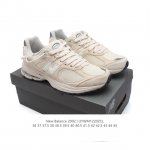 新百伦 New Balance 2002R 跑鞋 男女运动鞋厚底老爹鞋。沿袭了面世之初的经典科技，以 Encap 中底配以升级版 N-Ergy 缓震物料。鞋面则