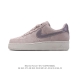 耐克 Nike Air Force 1 '07 Low 空军一号含气垫 低帮百搭厚底增高休闲运动板鞋。柔软、弹性十足的缓震性能和出色的中底设计，横跨复古与现代的