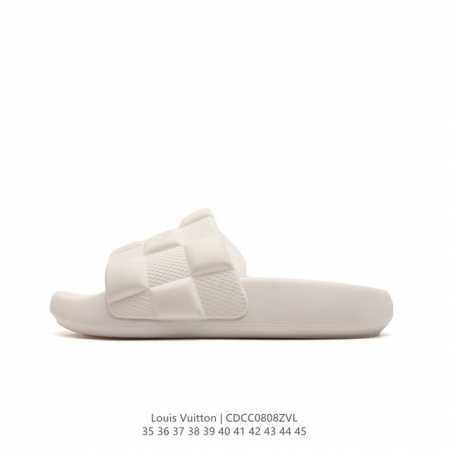lv路易威登l家驴牌monogram 拖鞋 本季 Waterfront 凉拖焕新回归 鞋面扣带压印路易威登标志性的 Monogram 图案 由真皮制成 搭配舒适 - 点击图像关闭