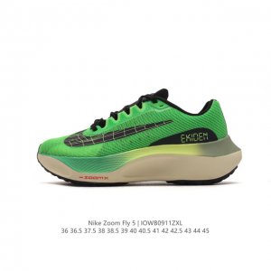 耐克 Nike Zoom Fly 5 运动鞋男女士公路跑鞋竞速跑步鞋厚底增高老爹鞋。采用耐用的设计，不仅可以部署在您最喜欢的比赛的起跑线上，还可以部署在征服后的
