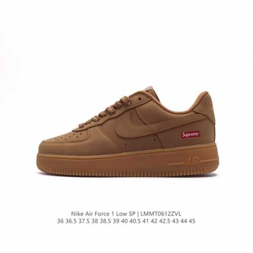 耐克 Nike Air Force 1 '07 Low 空军一号含气垫 低帮百搭厚底增高休闲运动板鞋。柔软、弹性十足的缓震性能和出色的中底设计，横跨复古与现代的