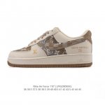 公司级 耐克 Nike Air Force 1 '07 Low 空军一号含气垫 小白鞋 中帮百搭厚底增高休闲运动板鞋。柔软、弹性十足的缓震性能和出色的中底设计，