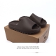 70 阿迪达斯 Adidas Yeezy Slide 经典运动拖鞋时尚厚底增高男女一字拖鞋。Yeezy Slide椰子拖鞋的外观十分吸引人，融合了舒适与时尚的元