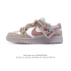 200 耐克 Nike Dunk Low Retro 运动鞋复古解构绑带板鞋 双鞋带。作为 80 年代经典篮球鞋款，起初专为硬木球场打造，后来成为席卷街头的时尚