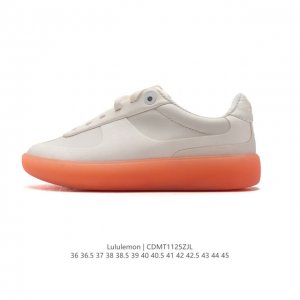 公司级 Lululemon Cityverse 露露乐蒙 板鞋 白色，Lulu家的第一双男女款板鞋，做的真心不错，颜值挺高的，上脚很轻盈，脚感还算舒适，整体以白