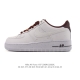 耐克 Nike Air Force 1 '07 Low 空军一号含气垫 低帮百搭厚底增高休闲运动板鞋。柔软、弹性十足的缓震性能和出色的中底设计，横跨复古与现代的