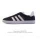 阿迪达斯 Adidas 三叶草Gazelle系列休闲鞋男女经典运动鞋，鞋身特殊的猪八皮革材质和简单百搭的特点，让 Gazelle 一直活跃在街头。T字鞋头、压模