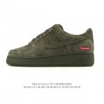 耐克 Nike Air Force 1 '07 Low 空军一号含气垫 低帮百搭厚底增高休闲运动板鞋。柔软、弹性十足的缓震性能和出色的中底设计，横跨复古与现代的