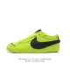 耐克 Nike Blazer Low '77 Jumbo 运动鞋，抓地板鞋，革新重塑经典街头人气鞋款，采用人气传统外观，巧搭大号耐克勾勾设计和宽大鞋带。柔软泡绵