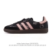 真标 Adidas 阿迪达斯 男女运动鞋 三叶草Sambavegan休闲鞋 德训鞋 Hello Kitty 猫 复古板鞋经典运动鞋。采用环保设计的焕新Adida