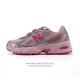 new Balance Mr740 Nb新百伦系列复古老爹风休闲运动慢跑鞋。采用轻质牛剖革拼接透气网眼衬垫织物鞋面材质 T-Beam大底提供足步弓支撑 保持步态