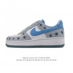 耐克 Nike Air Force 1 '07 Low 空军一号含气垫 低帮百搭厚底增高休闲运动板鞋。柔软、弹性十足的缓震性能和出色的中底设计，横跨复古与现代的