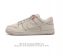 耐克 Nike Dunk Low Retro 运动鞋复古滑板鞋 男女鞋。作为 80 年代经典篮球鞋款，起初专为硬木球场打造，后来成为席卷街头的时尚标杆，现以经典
