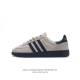 阿迪达斯 Adidas Handball Spezial 三叶草学院风复古休闲板鞋 德训鞋 橡胶底柔软皮革经典运动鞋男士板鞋。圆头、缝合拼接设计、正面绑带、鞋舌