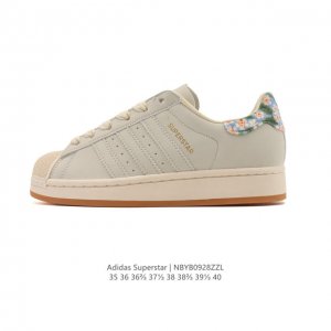阿迪达斯 Adidas Superstar 2025年新款鞋子 经典贝壳头系列 新款休闲板鞋潮流女士运动鞋 。鞋面皮革拼接材质 标志性的贝壳鞋头，简约的线条。就