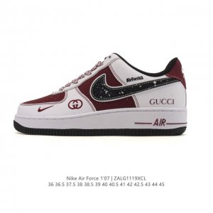 公司级 耐克 Nike Air Force 1 '07 Low 空军一号含气垫 小白鞋 中帮百搭厚底增高休闲运动板鞋。柔软、弹性十足的缓震性能和出色的中底设计，