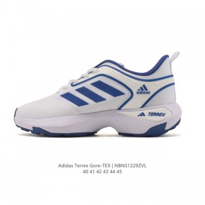 新品 阿迪达斯Adidas Terrex 全新Gore-Tex低帮徒步鞋，厚底增高老爹运动鞋。这个系列结合了阿迪达斯的运动科技与极端环境下的功能需求，主打轻量、