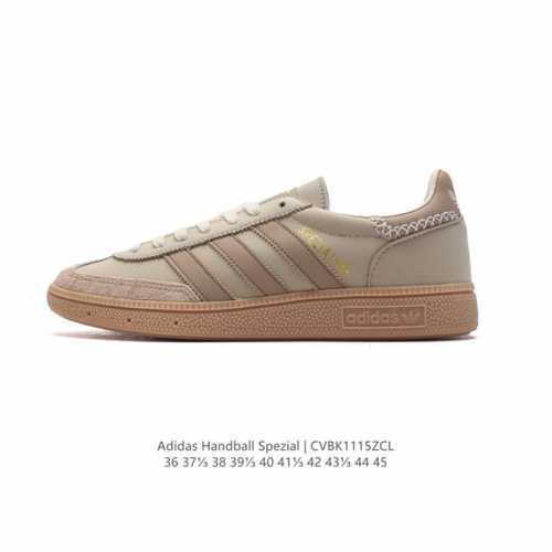 阿迪达斯 Adidas Handball Spezial 低帮三叶草学院风复古休闲板鞋 德训鞋 橡胶底网面经典运动鞋板鞋。圆头、缝合拼接设计、正面绑带、鞋舌部位