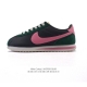 nike Classic Cortez Nylon 耐克阿甘鞋女子运动鞋。秉承元年款经典风格，糅合防水鞋面设计，令双足保持干爽舒适。防水锦纶鞋面强势抵御风雨侵袭