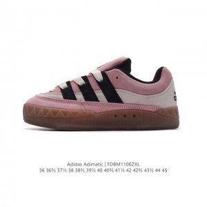 阿迪达斯 Adidas Adimatic 马蒂奇系列低帮复古鲨鱼面包鞋运动休闲滑板板鞋。整个鞋面由牛皮革制成，搭配品牌标志性大尺寸三条纹 Logo，超宽鞋带作为