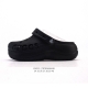 Crocs 沙滩洞洞鞋 女士休闲厚底增高凉拖鞋 卡骆驰明星同款 厚底增高沙滩鞋 选择尺码时 建议选大一码 脚感更舒适 家居休闲一式两用拖鞋 白敬亭同款，坡跟设计