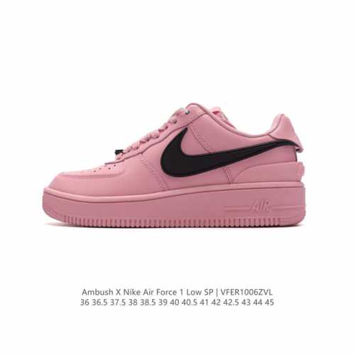 耐克 空军一号 Af1 低帮休闲板鞋 Ambush X Nk Air Force 7 Low Sp 空军一号联名标志性的swoosh延伸至鞋跟之外，鞋舌和鞋垫上