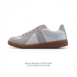 200 Maison Martin Margiela/马丁·马吉拉 德训休闲板鞋。牛皮革柔软细腻的特点与麋鹿皮的绒毛质感相结合，使其既有超高的柔软舒适度，又同时