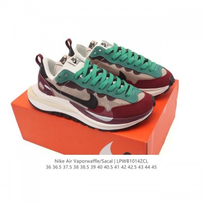 耐克 Sacai X Nike Vaporwaffle 华夫三代3.0 走秀重磅联名款运动鞋 。鞋款由Pegasus与Vaporfly两款鞋型的设计元素共同构建