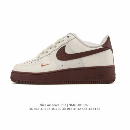 耐克 Nike Air Force 1 '07 Low 空军一号含气垫 低帮百搭厚底增高休闲运动板鞋。柔软、弹性十足的缓震性能和出色的中底设计，横跨复古与现代的